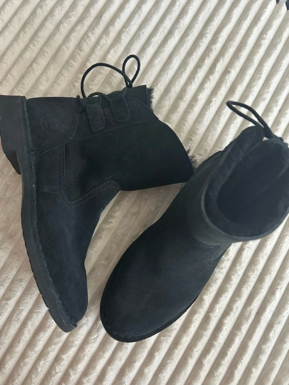 UGG Naiyah Black Suede Shearling-Lined Ankle Boots Lace Up Back Tie Sz 6